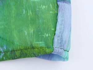 Detailaufnahme der Chiffon-Oberseite mit Seerosen-Druck und feinen Nähten
