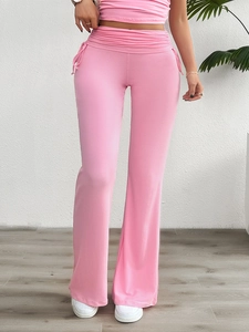 Vue détaillée du pantalon rose à taille haute et jambe large en tissu doux et fluide