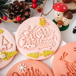 Rosa Weihnachtskeksausstecher mit Merry Christmas Prägung und festlicher Tannenzapfendekor