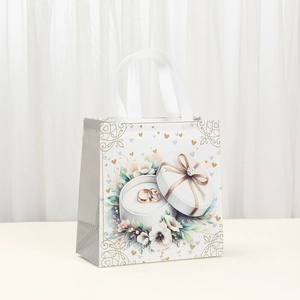 Detail der quadratischen Vlies-Geschenktüte zur Hochzeit mit goldenen Blumenmustern