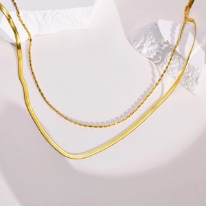Collier double rang maille serpent et perles en acier inoxydable doré sur pierre