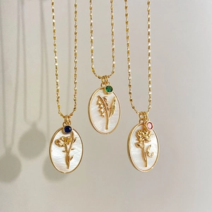 Tres collares dorados con colgantes de nácar floral y piedras de nacimiento