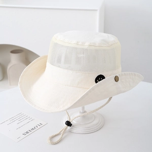 Detalle de la malla transpirable y el parche de carita en sombrero beige para niños
