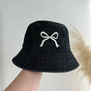 Chapeau bob en denim noir avec broderie de nœud blanc et large bord pare-soleil