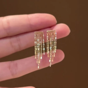 Boucles d'oreilles franges dorées vintage français avec design élégant de pompons