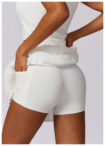 Vue détaillée d'une jupe de sport plissée blanche avec short de sécurité et poche latérale