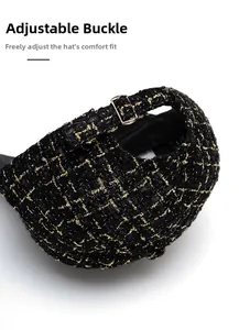 Gros plan sur la boucle réglable en métal de la casquette en tweed et fil doré