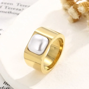 Anello geometrico largo dorato con inserto quadrato in madreperla bianca per donna