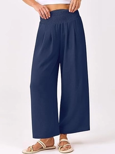 Détail de la taille haute élastique froncée sur un pantalon large bleu marine texturé