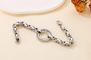 Gros plan du bracelet cœur évidé en argent avec strass sur un plateau de présentation