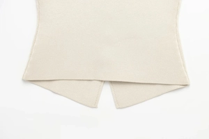 Détail du haut en maille avoine montrant l'ourlet croisé unique en forme de V inversé