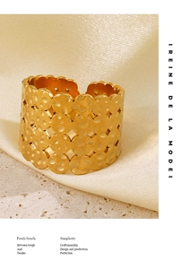 Detail eines 4-lagigen Gold-Edelstahlrings mit Hammerschlag-Textur auf Steinsockel