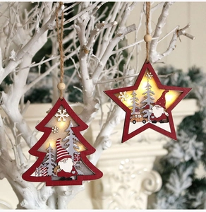 Détail de suspensions de Noël en bois rouge illuminées avec un effet de lumière LED