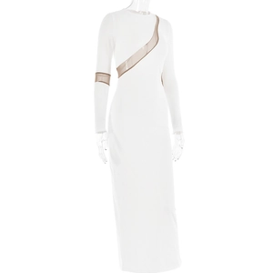 Gros plan détaillé sur robe maxi blanche à manches longues avec empiècement en mesh asymétrique