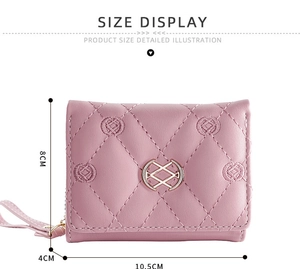 Detailed size view of pink quilted short wallet with embroidery and dimensions in centimeters