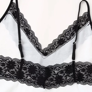Sexy abito lungo boho con schiena scoperta in chiffon bianco e dettagli in pizzo nero