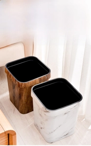 Détail de poubelles à ciel ouvert modernes avec un grain de bois et de marbre élégant