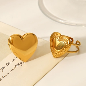 Vista dettagliata dell'anello a medaglione a cuore in acciaio 18K su sfondo vintage