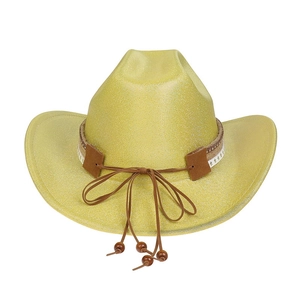 Détail d'un chapeau de cow-boy jaune avec bandeau tressé brun, rivets et étoile décorative