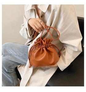 Detail der karamellbraunen PU-Leder Beuteltasche mit elegantem Kordelzugverschluss