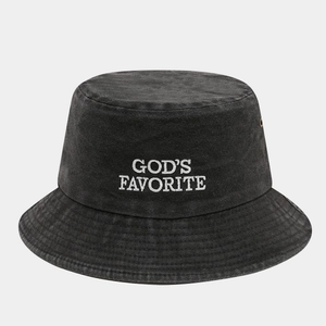 Détail de la broderie God's Favorite sur un chapeau bob en coton délavé noir