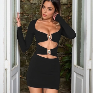 Sexy abito corto nero a maniche lunghe con dettagli cut-out e decori metallici