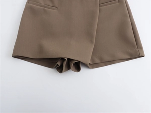 Detailansicht des glatten khakifarbenen Stoffes und asymmetrischen Falten-Designs