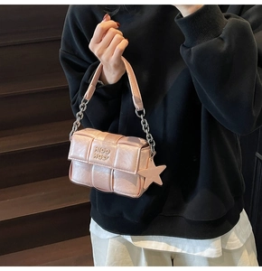 Détail du sac à main en cuir PU tressé rose avec chaîne argentée et pendentif étoile