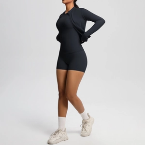Détails d'un ensemble de sport noir 3 pièces avec veste, débardeur et short de fitness gainant