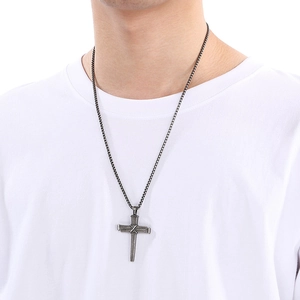 Collier croix en acier titane pour homme avec design de clous sur chaîne maille