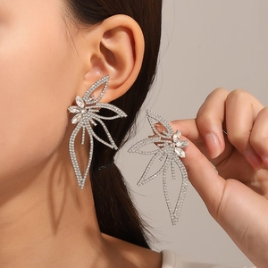 Pendientes de hoja plateados con cristales pavé y piedras de talla marquesa