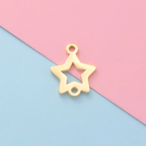 Vue macro d'un pendentif étoile en acier inoxydable doré avec deux anneaux pour bijoux DIY