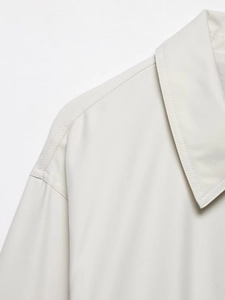 Detail van beige twill-stof en hoogwaardige schoudernaden op de casual damesjas voor buiten