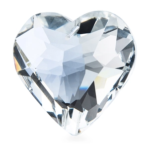 Vue macro d'un pendentif coeur en cristal facetté avec détails en verre taillés avec soin