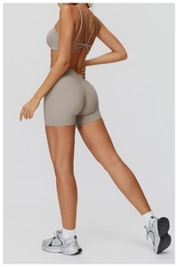 Rückansicht der High-Waist-Yogashorts mit V-Bund und Sport-BH mit überkreuztem Rücken