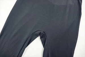 Dettaglio delle cuciture resistenti e del tessuto elastico nero della tuta sportiva