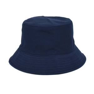 Gros plan du chapeau bob en coton bleu marine avec coutures parallèles sur le bord