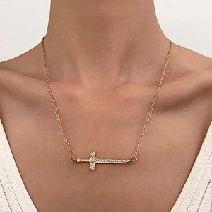 Collana con ciondolo a spada dorata stile hip hop con diamanti bianchi su catena sottile