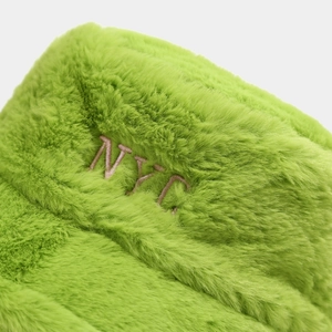 Bob en fausse fourrure vert fluo brodé NYC pour un look de rue tendance en hiver