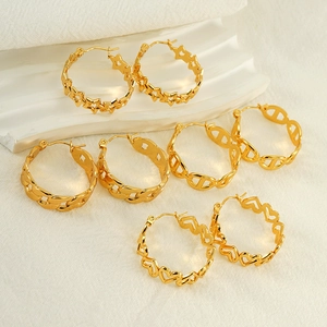 Lot de quatre boucles d'oreilles créoles dorées en acier avec motifs étoile et coeur