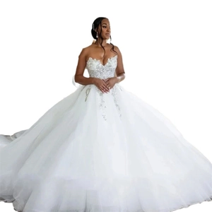 Elegante witte trouwjurk met hartvormige halslijn, bloemenkant en een rok van tule