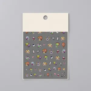 Dettaglio di adesivi nail art per Halloween con Frankenstein e teschi colorati vivaci