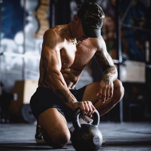 Short de fitness double couche en mesh pour homme porté par un mannequin athlétique