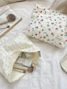 Korean style floral lace cosmetic bag with large capacity for makeup storage