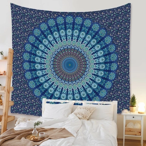 Gros plan d'une tapisserie mandala bleue suspendue en tête de lit dans une chambre calme
