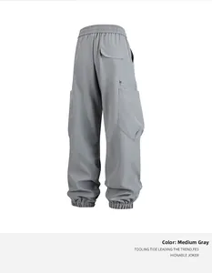 Detalle de pantalones cargo gris medio con cintura elástica de cordón y bolsillos traseros