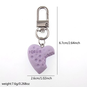 Dettaglio portachiavi cioccolato cuore viola con rilievo TORUN e segno di morso unico
