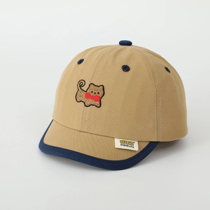 Détail de la broderie ours et de l'étiquette sur une casquette kaki pour enfants