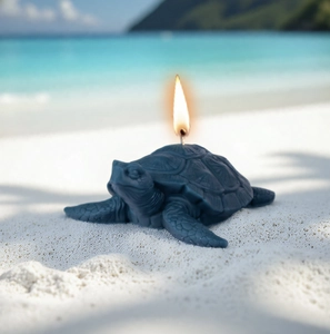 Gedetailleerde blauwe zeeschildpad aromatische kaars brandend op een wit zandstrand