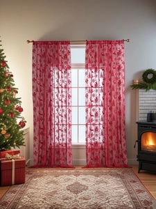 Détail du rideau de Noël en dentelle rouge avec motifs de rennes et de flocons de neige